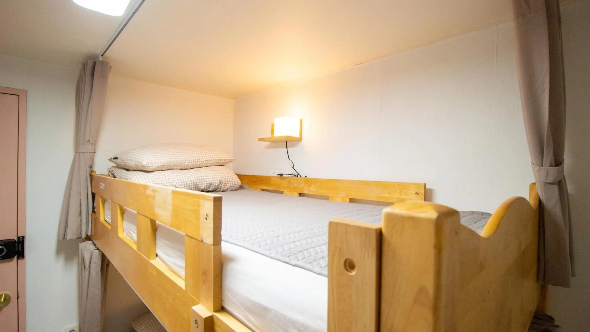 Yab-Guesthouse, Femaleonly, Foreignonly 서울특별시 2*,  대한민국